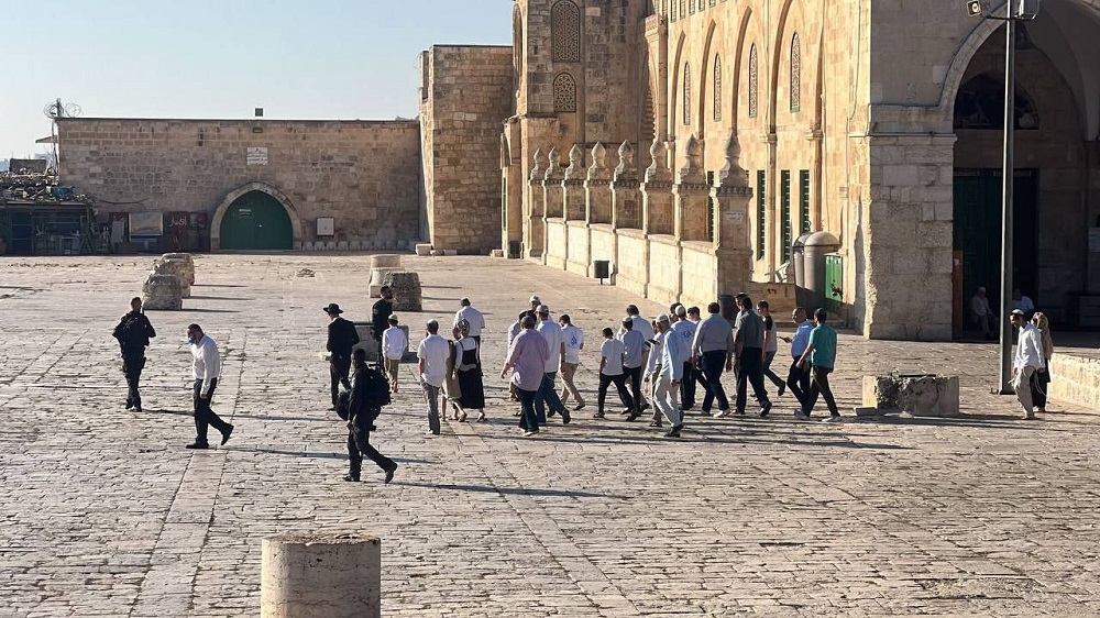 مجموعة من المستوطنين الصهاينة تدنس باحات المسجد الاقصى المبارك